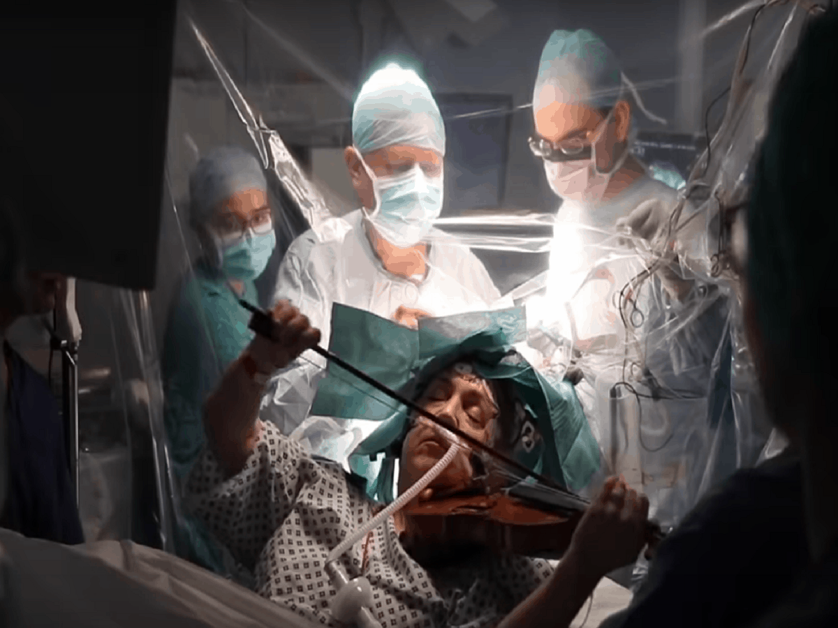 ब्रेन सर्जरी के दौरान महिला बजा रही थी वायलिन, वीडियो देख लोग हुए हैरान