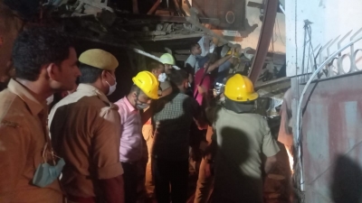 नोएडा : निमार्णाधीन बहुमंजिला इमारत गिरी, रेस्क्यू टीम ने 4 लोगों को मलबे से निकाला