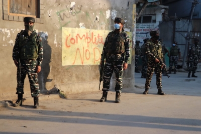 श्रीनगर में आतंकवादियों और सुरक्षा बलों के बीच मुठभेड़