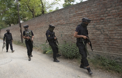 श्रीनगर में आतंकवादी हमला, पुलिसकर्मी और नागरिक घायल