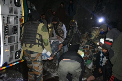 जम्मू-श्रीनगर हाईवे पर दुर्घटना के बाद सेना ने 5 लोगों को बचाया
