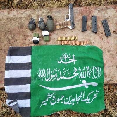 जम्मू-कश्मीर पुलिस ने पुंछ में हथियार, गोला-बारूद बरामद किया