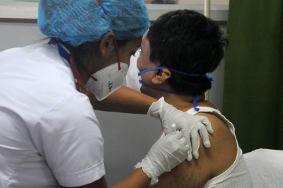 दिल्ली के अस्पताल में वैक्सीन लगने के बाद स्वास्थ्यकर्मी में दिखे मामूली रिएक्शन