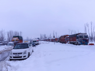 भारी बर्फबारी से कश्मीर में अस्त-व्यस्त हुआ जनजीवन