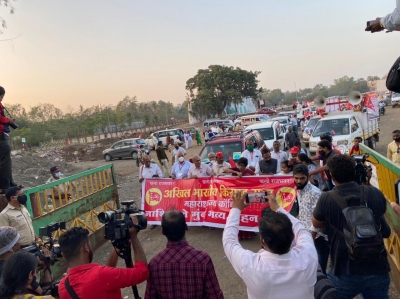महाराष्ट्र में 15,000 किसानों ने निकाला नाशिक-मुंबई वाहन मार्च