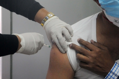 कर्नाटक में विक्टोरिया अस्पताल के वार्ड अटेंडेंट को मिली पहली वैक्सीन