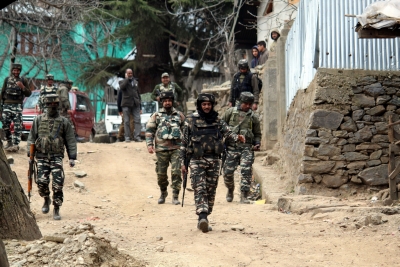 जम्मू-कश्मीर पुलिस ने आतंकवादियों के 2 सहयोगियों को किया गिरफ्तार