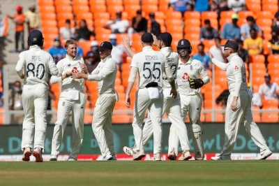 अहमदाबाद टेस्ट : भारत को 33 रनों की लीड, रूट ने झटके 5 विकेट (लीड-1)