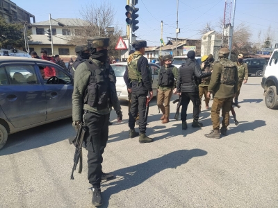 श्रीनगर में आतंकवादियों के हमले में 2 पुलिसकर्मी घायल