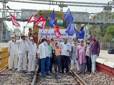 महाराष्ट्र में किसानों ने रेल रोको आंदोलन में भाग लिया, सेवाएं अप्रभावित