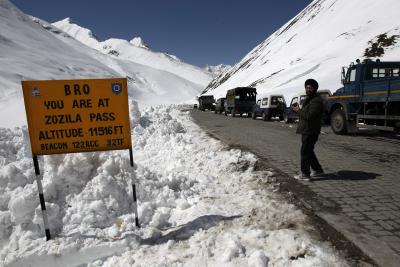बीआरओ ने 110 दिन बाद श्रीनगर और लेह को जोड़ने वाला जोजिला दर्रा खोला