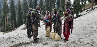 सेना ने जम्मू-कश्मीर के किश्तवाड़ में फंसे बकरवाल परिवार को बचाया