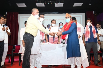 असम में कांग्रेस के प्रमुख नेताओं में शुमार रूपज्योति कुर्मी ने थामा भाजपा का दामन