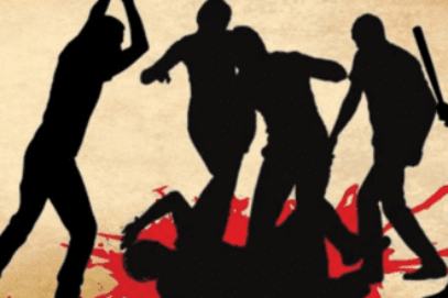 यूपी : चोरी के शक में किशोरी की पिटाई, सिर मुंडवाया
